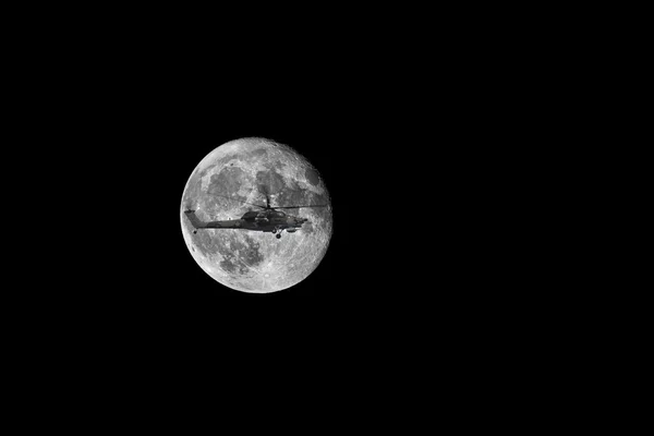 Elicottero da combattimento sullo sfondo la luna — Foto Stock