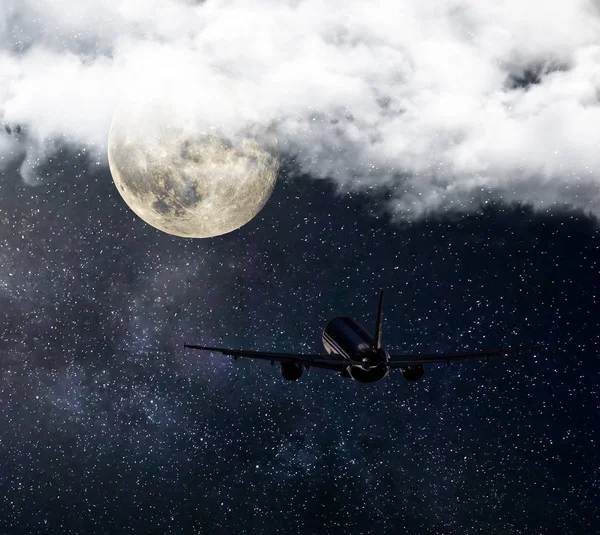 Airliner flying in the night — Stock Photo, Image