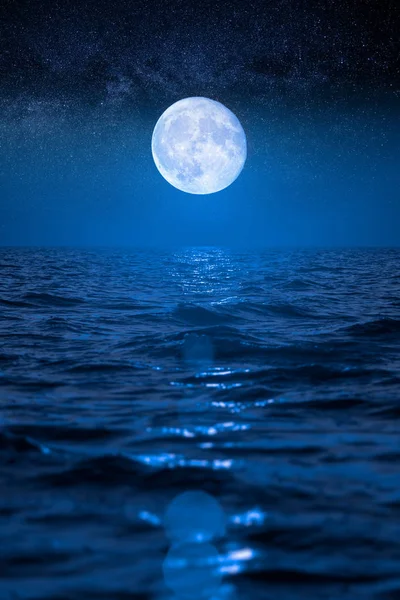 Full moon rising over ocean — Stock Photo, Image