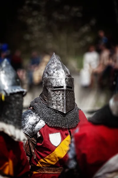 Chevalier dans un tournoi médiéval. Bataille médiévale (reconstruction — Photo