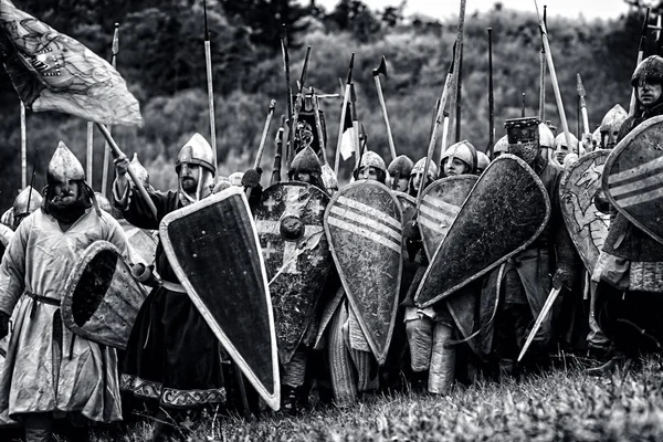 A középkori csata (rekonstrukció) Csehország, Libusin, 25.04. — Stock Fotó