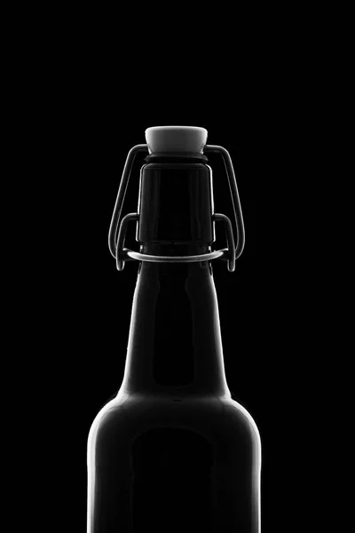 Brown swing botella de cerveza superior sobre un fondo negro —  Fotos de Stock