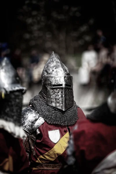 Лицар на середньовічний турнір. Середньовічна битва (реконструкція — стокове фото
