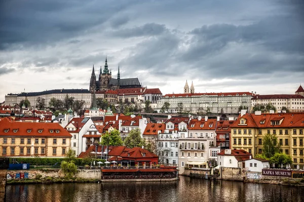 Vista colorida da manhã da Ponte Charles, Castelo de Praga e St. V — Fotografia de Stock