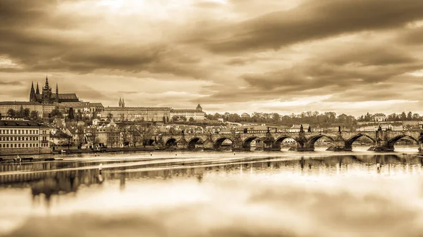 Panorama Karlův most a Pražský hrad v časných ranních hodinách. Praha, Česká republika — Stock fotografie