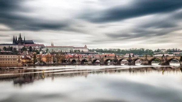 Panorama da ponte Charles e do castelo de Praga no início da manhã. Praga, República Checa — Fotografia de Stock