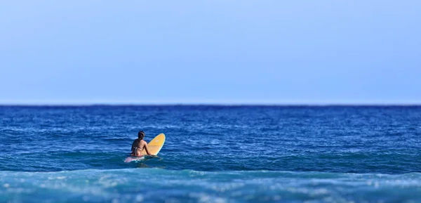 Surfer girl waiting for a wave — Stock Photo, Image