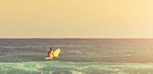 Surfer girl väntar en våg — Stockfoto