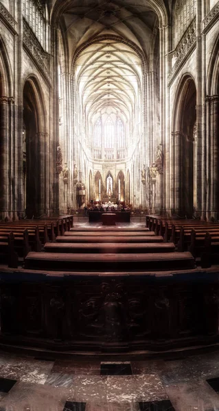 Catedral de San Vito en Hradjalá, la iglesia más famosa de Pragu — Foto de Stock