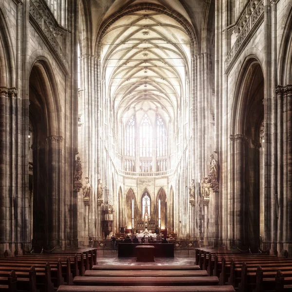 Catedral de San Vito en Hradjalá, la iglesia más famosa de Pragu — Foto de Stock