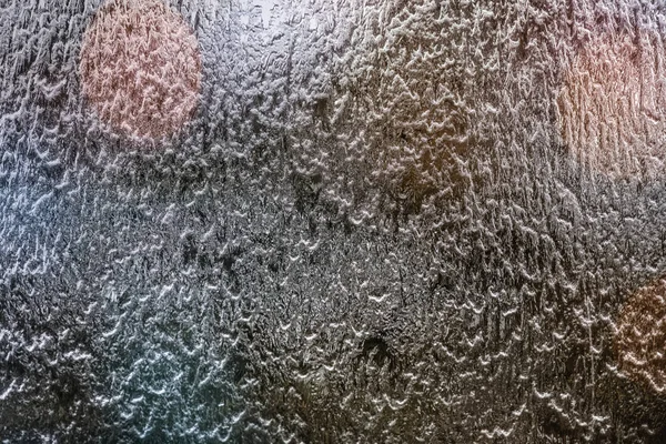 Llueve fuera de la ventana. El agua fluye a través del espejo, fondo abstracto — Foto de Stock