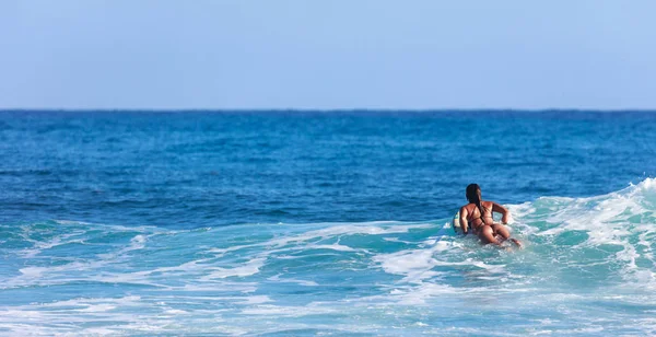 Surfista menina em incrível água azul — Fotografia de Stock