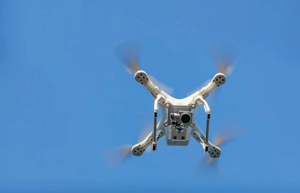 Copter quadruple drone blanc avec appareil photo numérique haute résolution au début — Photo