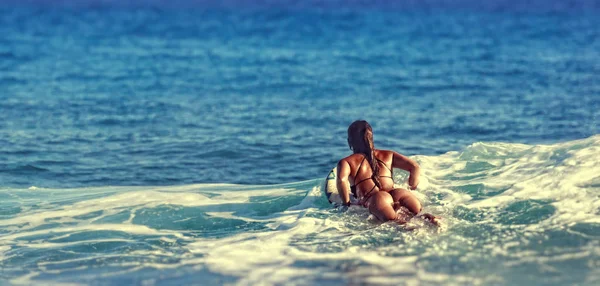 Hermosa chica surfista en el agua del océano —  Fotos de Stock