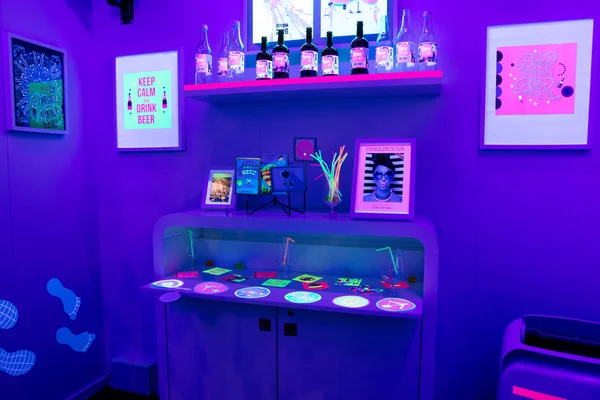 Exempel på utskrift fluorescerande färger, neon rum utställningshall, Hp, på Drupa utskriftsmaterial fair 2016 Dsseldorf, Tyskland 05.06.2016 — Stockfoto