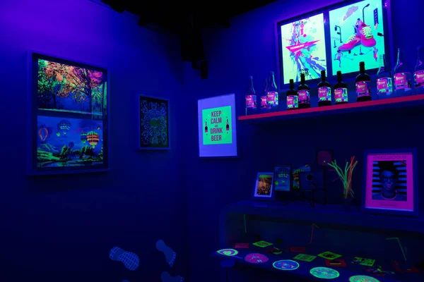 颜色的示例打印荧光，霓虹灯房展览厅，惠普，在德鲁巴印刷媒体公平 2016年杜塞尔多夫，德国 05.06.2016 — 图库照片