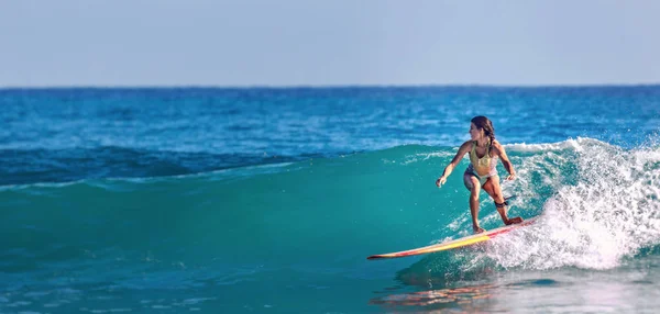 Surfer girl på fantastiska Blue Wave. Vatten sportaktivitet, Atlanten Dominikanska republiken. 29.12.2016. — Stockfoto