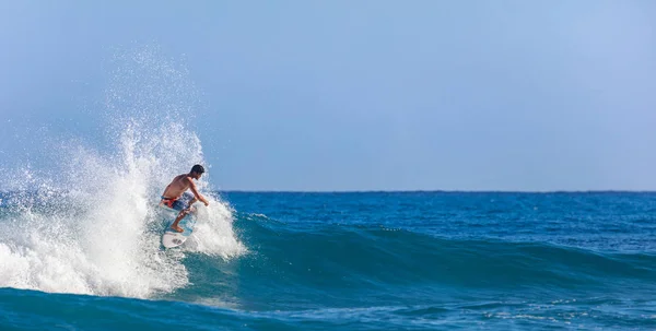 Surfer wykonuje radykalne posunięcie na piękny ocean fala. Wody sportowe, Dominikana Ocean Atlantycki. 29.12.2016. — Zdjęcie stockowe