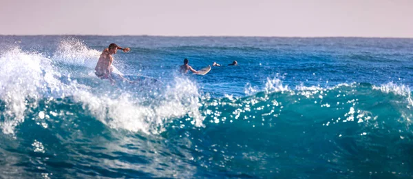 Surfista ejecuta un movimiento radical en una hermosa ola oceánica. Deportes acuáticos, Océano Atlántico República Dominicana. 29.12.2016 . — Foto de Stock