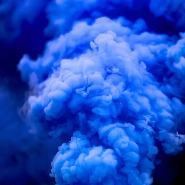 Fumo blu. densa cortina di fumo — Foto Stock