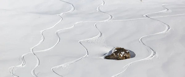 雪の中でスノーボーダー曲線 — ストック写真