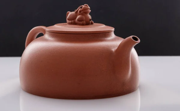 Chinesische Teekanne vorhanden. Tontopf. — Stockfoto