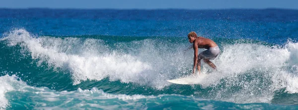 Surfista sull'onda — Foto Stock