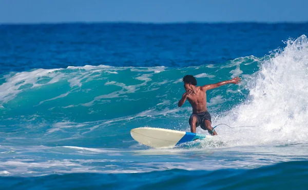 Surfista en la ola —  Fotos de Stock