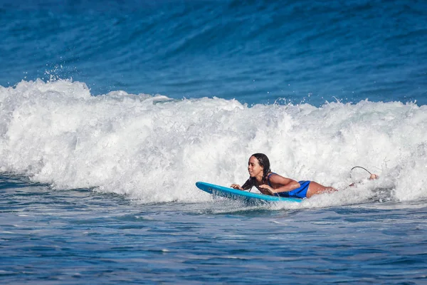 サーファーの学校。美しい若い女性の水着で海に入る — ストック写真