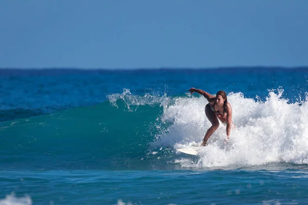 Surfer szkoły. Piękna młoda kobieta w stroju kąpielowym idzie do oceanu — Zdjęcie stockowe