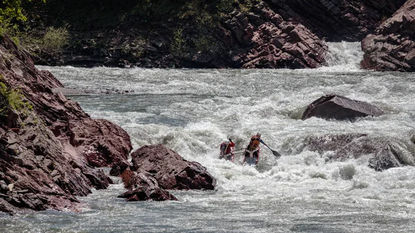 划木筏。合金在山区河流上。白水河。Adygea 俄罗斯 — 图库照片