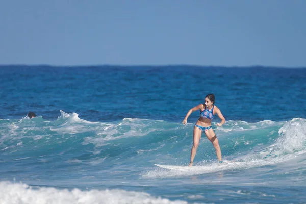 Surfař škola. Krásná mladá žena v plavkách jde do oceánu Royalty Free Stock Fotografie