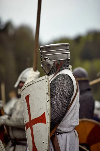 Caballero con armadura. Batalla medieval (reconstrucción histórica ) — Foto de Stock