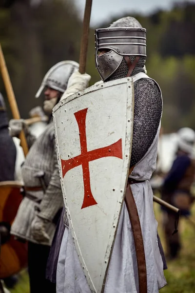 Рыцарь в доспехах. Средневековая битва (историческая реконструкция ) — стоковое фото