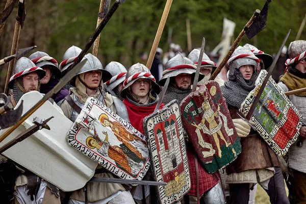 Воїн середньовічної Європи. Історична реконструкція середньовічних битва — стокове фото