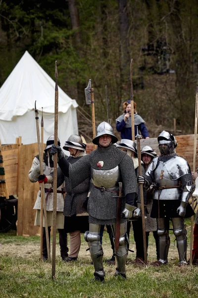 Guerrier de l'Europe médiévale. Bataille médiévale reconstruction historique — Photo