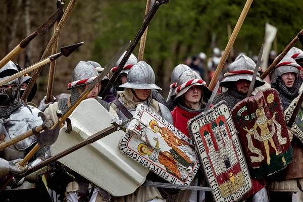 Warrior van middeleeuws Europa. Middeleeuwse slag historische reconstructie — Stockfoto