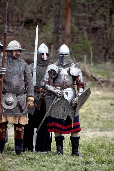Guerriero dell'Europa medievale. Battaglia medievale ricostruzione storica — Foto Stock