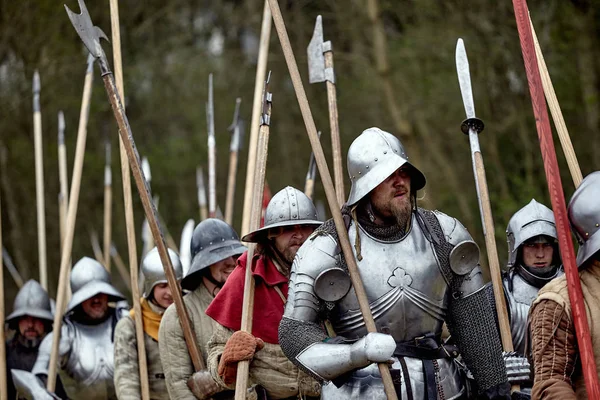 Guerreiro da Europa medieval. Batalha medieval reconstrução histórica — Fotografia de Stock