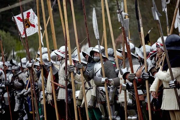 中世ヨーロッパの戦士。中世の戦いの歴史的再構成 — ストック写真