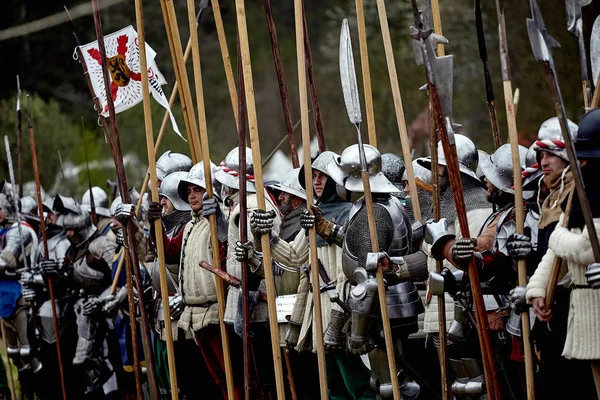 Krieger des mittelalterlichen Europas. Historische Rekonstruktion der mittelalterlichen Schlacht — Stockfoto