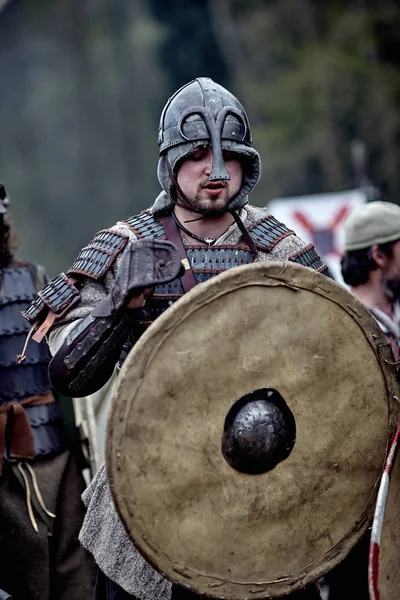 Πολεμιστής της μεσαιωνικής Ευρώπης. Ιστορική ανοικοδόμηση μεσαιωνική μάχη — Φωτογραφία Αρχείου
