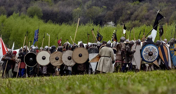 Guerrero de la Europa medieval. Batalla medieval reconstrucción histórica — Foto de Stock