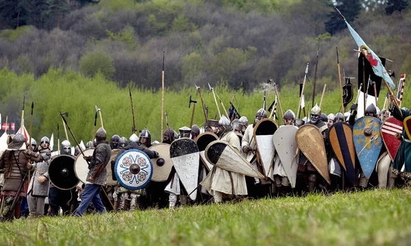 Guerreiro da Europa medieval. Batalha medieval reconstrução histórica — Fotografia de Stock