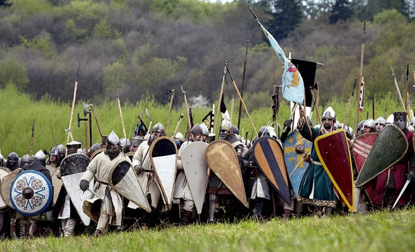 Guerreiro da Europa medieval. Batalha medieval reconstrução histórica — Fotografia de Stock