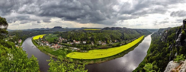 Elbedalen, Panoramic Visa från Bastei över berget Elbe sandsten — Stockfoto