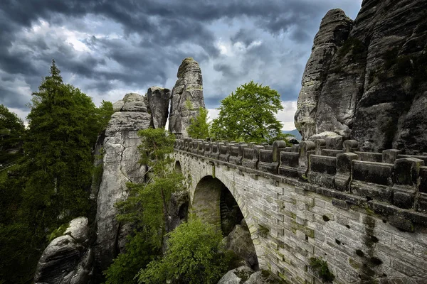 Ponte Bastei in Svizzera sassone in estate, Germania — Foto Stock