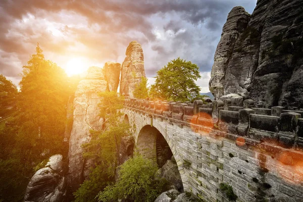 Bastei bridge i sachsiska Schweiz i sommar, Tyskland — Stockfoto