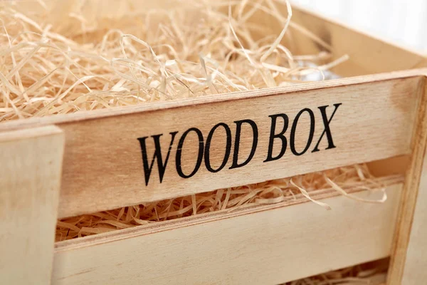 Caixa de madeira com palha — Fotografia de Stock