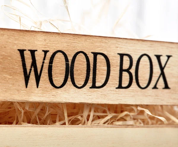 Caja de madera con paja — Foto de Stock